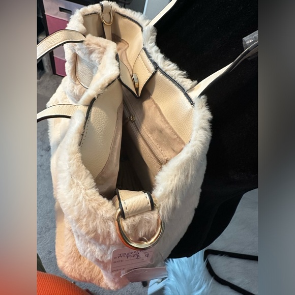 FAUX FUR HANDBAG 💕 - Picture 2 of 3